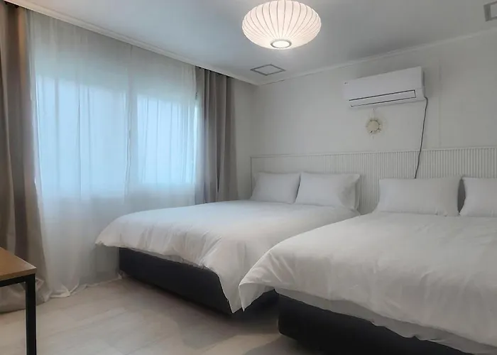Apartment 서교초등학교앞, White Linen House *