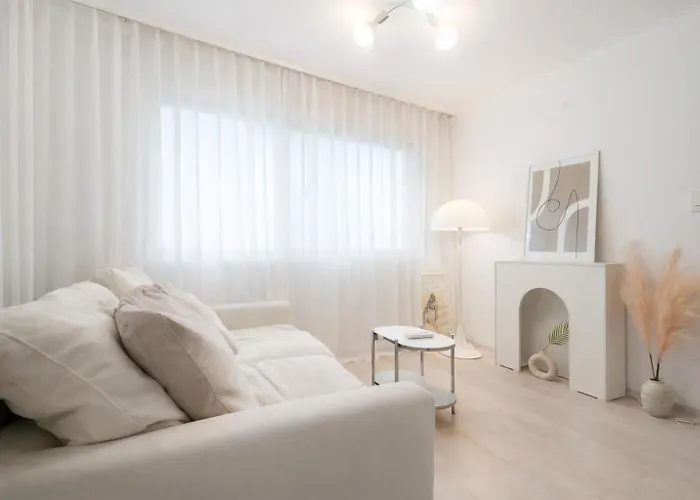Apartment 서교초등학교앞, White Linen House *