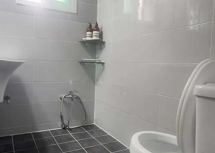 Apartment 서교초등학교앞, White Linen House *